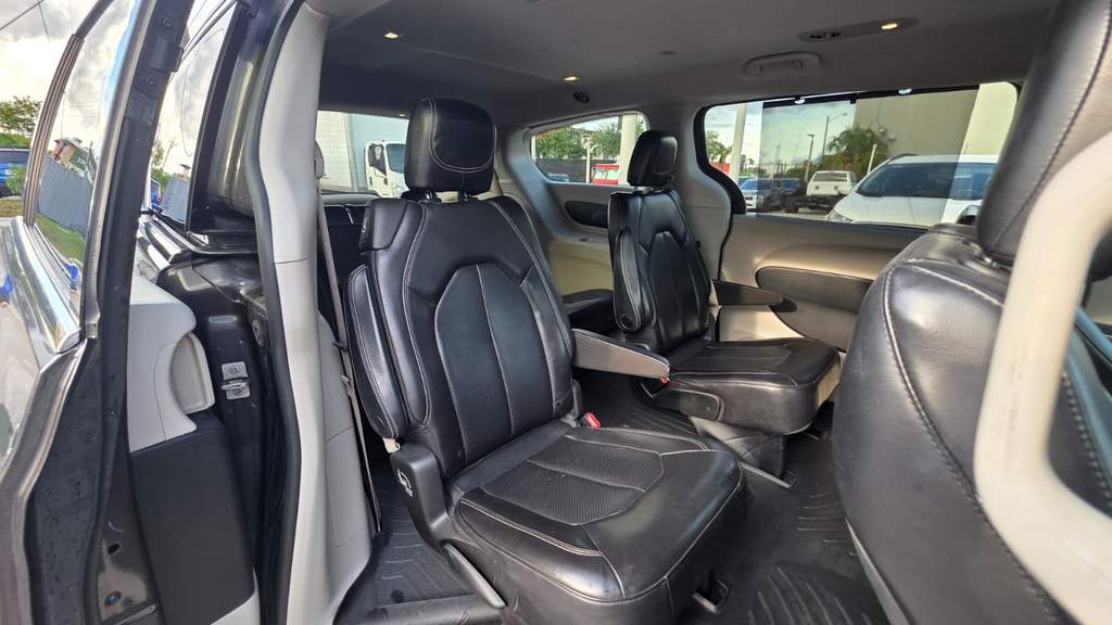 2020 CHRYSLER VOYAGER 11