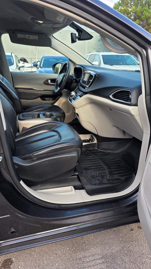 2020 CHRYSLER VOYAGER 4